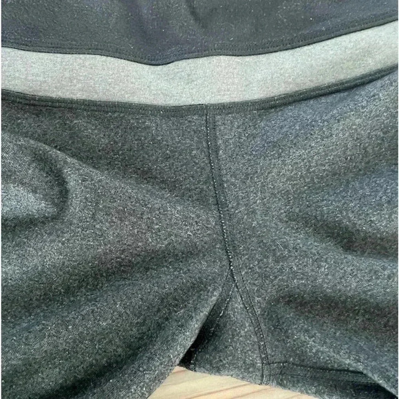 Lululemon cropped Color block Leggings. Gray Size 4 - Picture 6 of 10